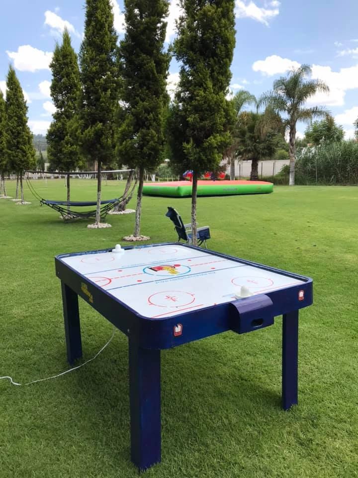 Mesa de hockey de aire y juegos recreativos clásicos disponibles en el área infantil de Rancho San Antonio en Cholula