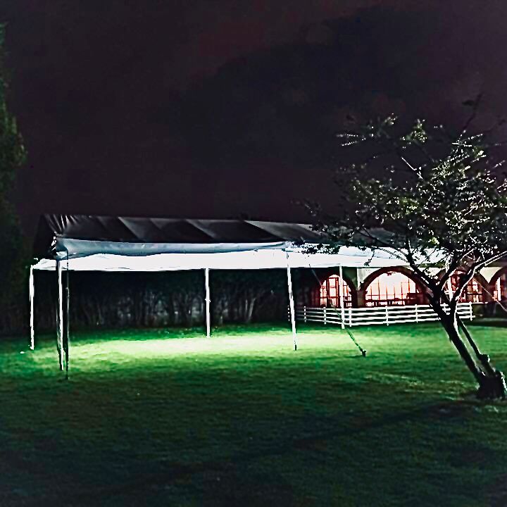 Segunda carpa de eventos iluminada en la oscuridad del jardín nocturno de Rancho San Antonio