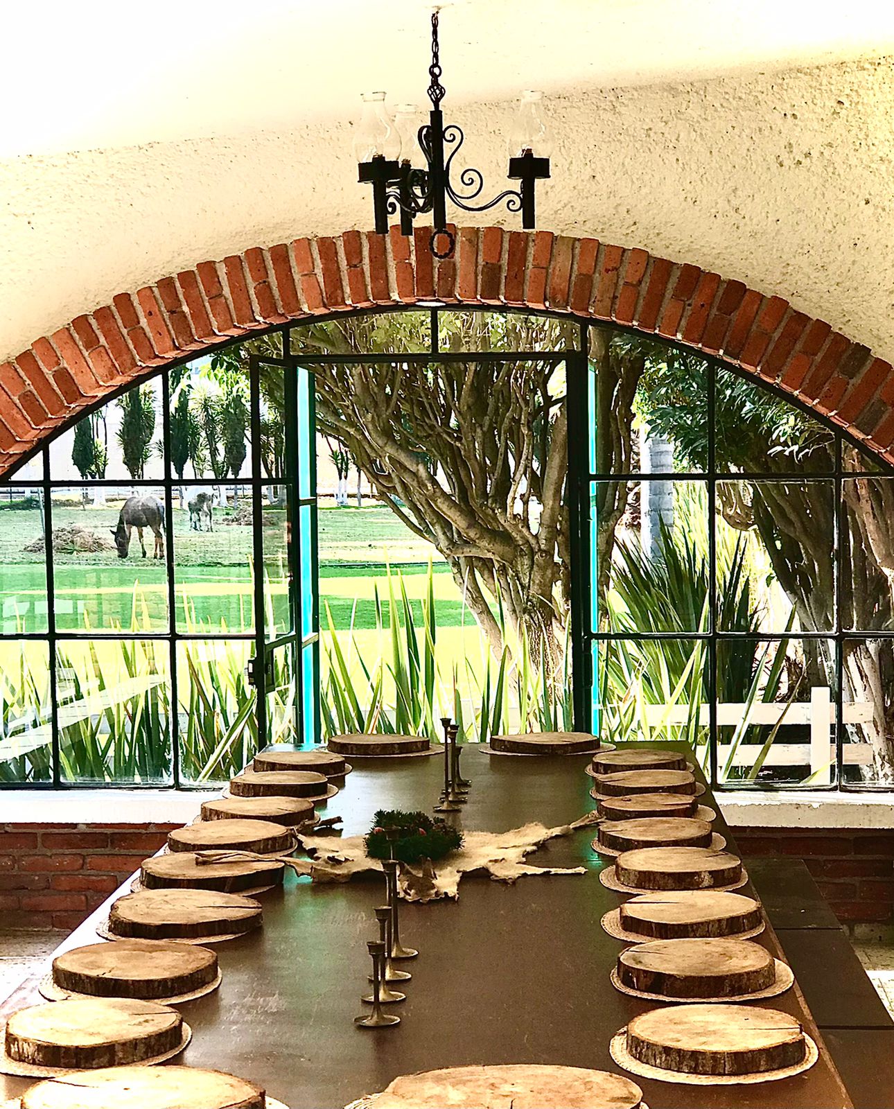 Gran montaje de boda bajo carpa con mesas imperiales y redondas, pista de baile y preparativos del equipo